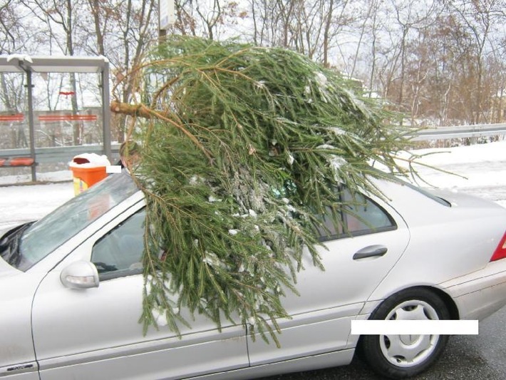 POL-MFR: (2435)  Tipps der Polizei zum richtigen Transport von Weihnachtsbäumen - Bildveröffentlichung