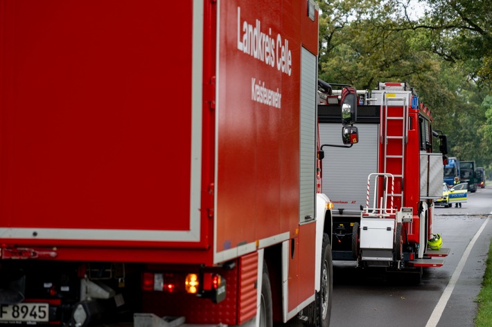 FW Flotwedel: Feuerwehr Eicklingen sichert Einsatzstelle nach schwerem Verkehrsunfall