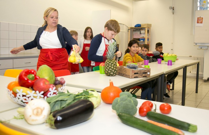 Lidl-Fruchtschule geht in die zweite Runde / Ernährungsbildung im Klassenzimmer - Bewerbungszeitraum der Lidl-Fruchtschule gestartet