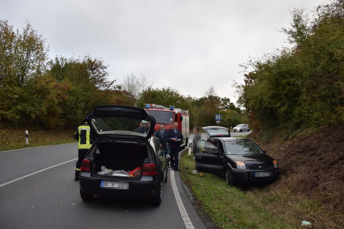 POL-HF: Verkehrsunfall - 
Junger Fahrer verliert in Kurve Kontrolle