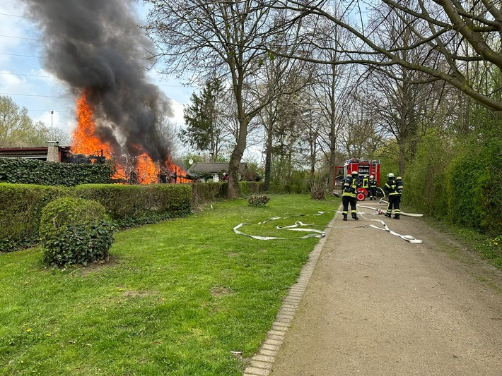FW-DO: Feuer in einer Kleingartenanlage in Do-Wickede