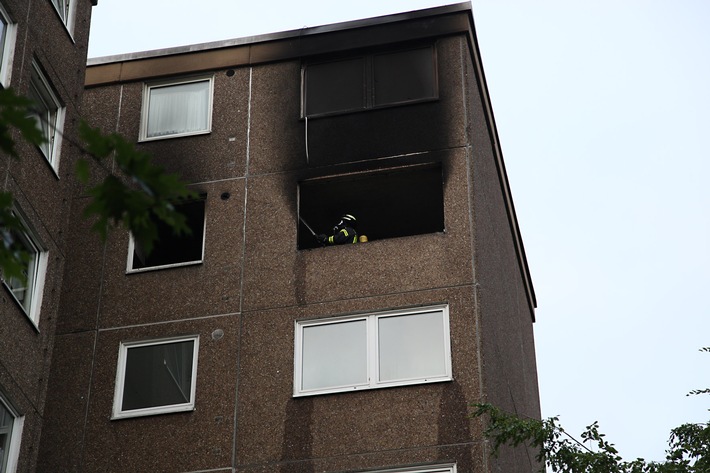 FW-E: Feuer im siebten Geschoss eines achtgeschossigen Wohnhauses in Essen, elf Menschen mit Verdacht auf Rauchgasvergiftung in Krankenhäuser gebracht