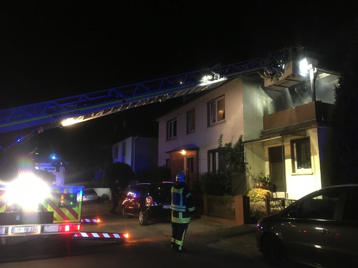 FW Lage: Feuer 3 / Feuer auf Balkon im 1. OG - 24.08.2018 - 03:08 Uhr