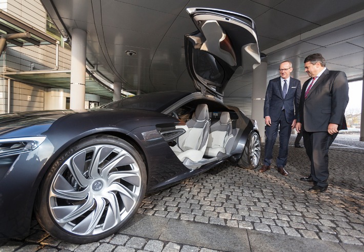 Wirtschaftsminister Gabriel informiert sich bei Opel über die Zukunft des Automobils (FOTO)
