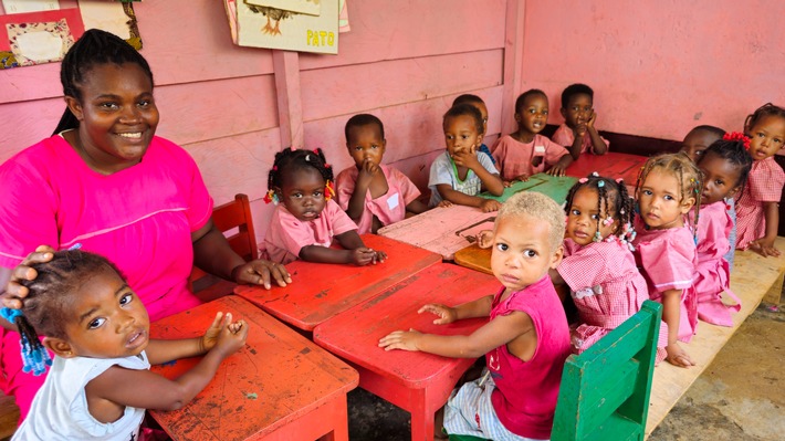 01_Solange_CECAQ-11_mit_Kindern.jpg