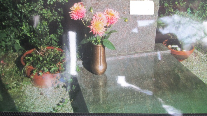 POL-HOL: Störung der Totenruhe auf Friedhof in Lobach: Vier Bronzevasen von Grabeinfassungen gestohlen - Offensichtlich sollen die Metallgegenstände zu Geld gemacht werden -
