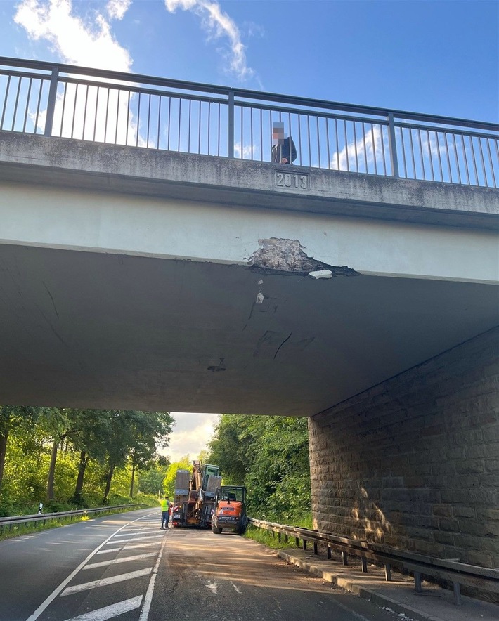 POL-HX: Bagger auf Tieflader rammt Brücke