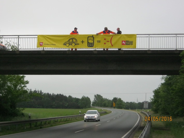 POL-NI: Banner &quot;Tippen tötet&quot; warnt Autofahrer an der B61