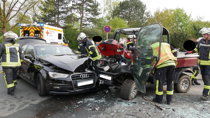 FW Celle: Schwerer Verkehrsunfall im Garnseeweg - zwei PKW stoßen frontal zusammen!