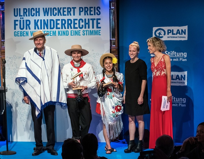 Ulrich Wickert und Minister Dr. Gerd Müller zeichnen Journalisten aus / Ulrich Wickert Preis für Kinderrechte zum siebten Mal in Berlin verliehen