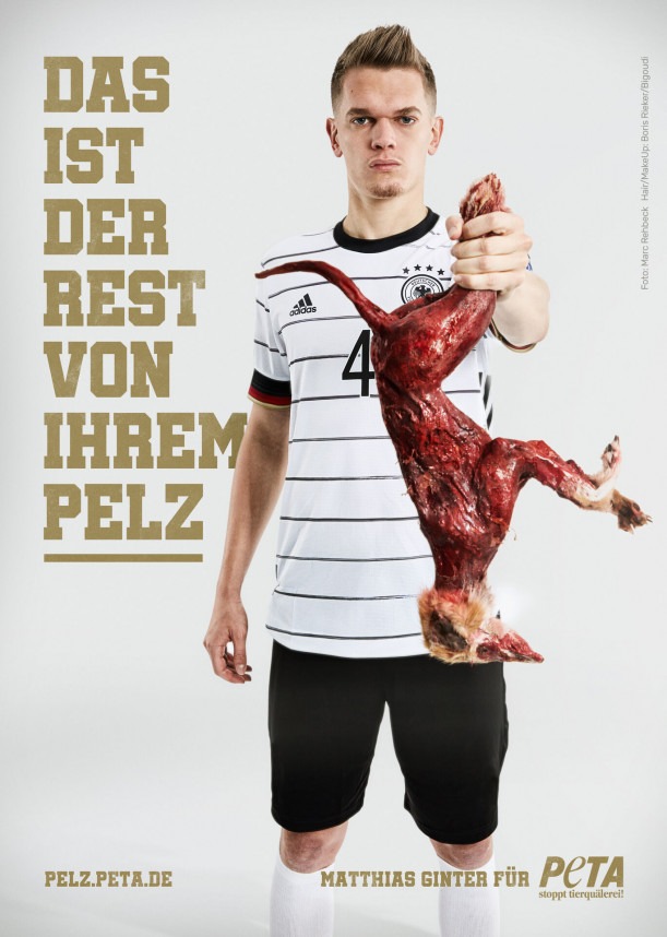 Matthias Ginter posiert mit gehäutetem, blutigem &quot;Fuchs&quot; für PETA / Deutscher Fußballnationalspieler: &quot;Das ist der Rest von Ihrem Pelz!&quot;