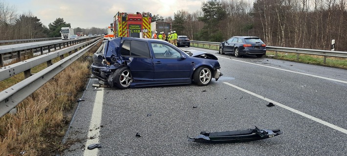 FW Bremerhaven: Gemeldeter Verkehrsunfall mit eingeklemmter Person auf der BAB 27