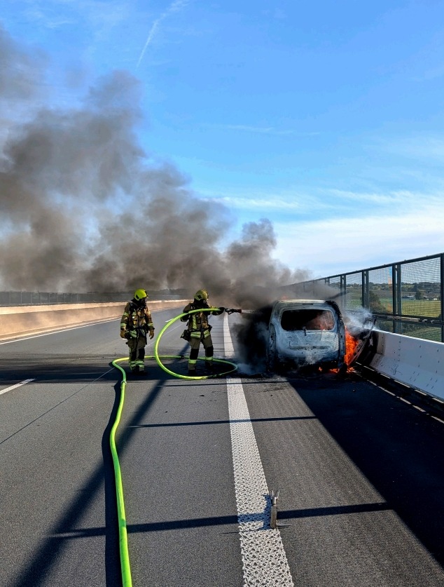 FW Ratingen: Brennender PKW auf Ruhrtalbrücke - Feuerwehr Ratingen im Einsatz