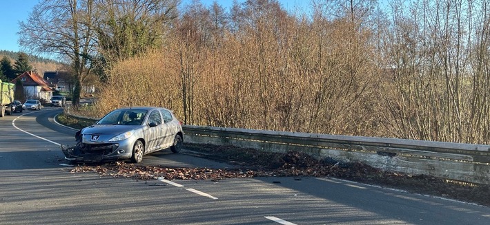 POL-MI: Pkw prallt gegen Leitplanke