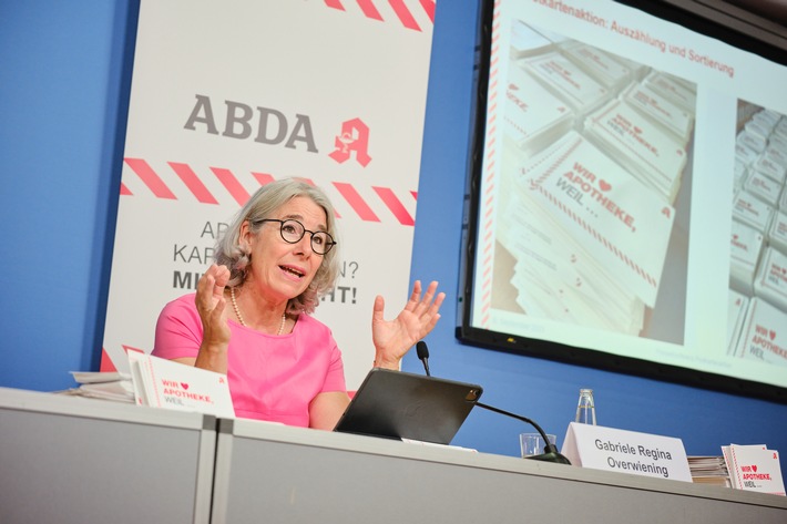 Hunderttausende Postkarten von Apothekenkunden: ABDA fordert Antworten von Lauterbach