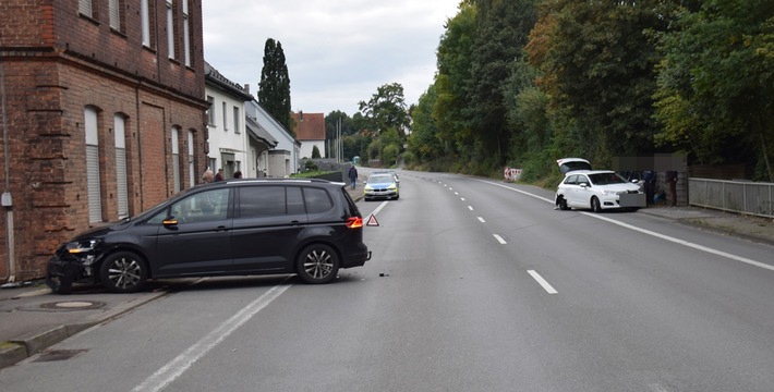 POL-HF: Verkehrsunfall mit verletzter Person - 
Ausparkender Fahrer kollidiert mit fließendem Verkehr