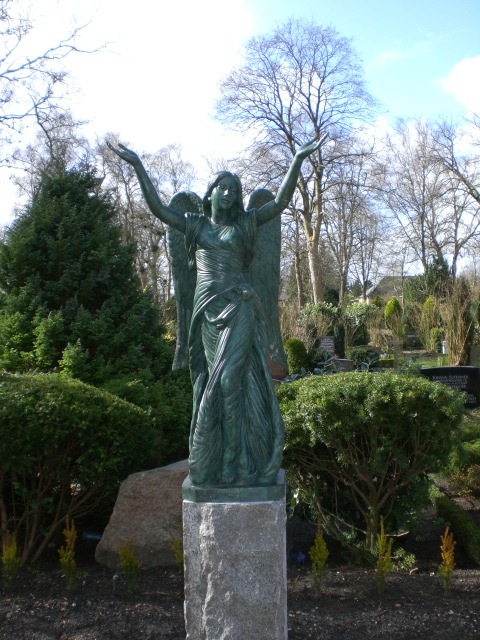 POL-FL: Flensburg: Bronzestatue vom Mühlenfriedhof gestohlen - Polizei bittet um Hinweise