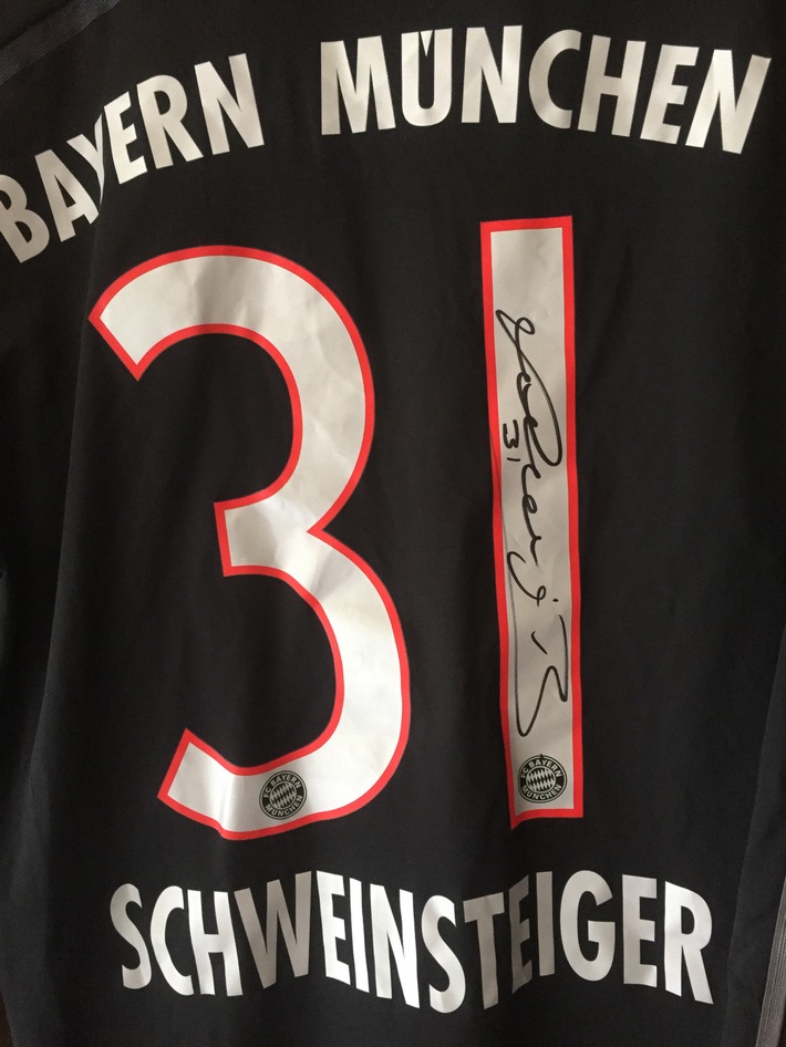 Bastian Schweinsteiger versteigert zwei seiner letzten FC Bayern-Trikots für den guten Zweck