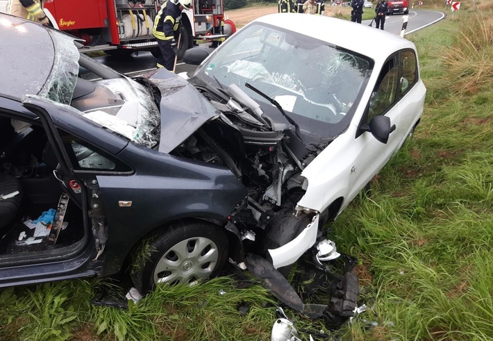 FW Lügde: Verkehrsunfall mit eingeklemmter Person