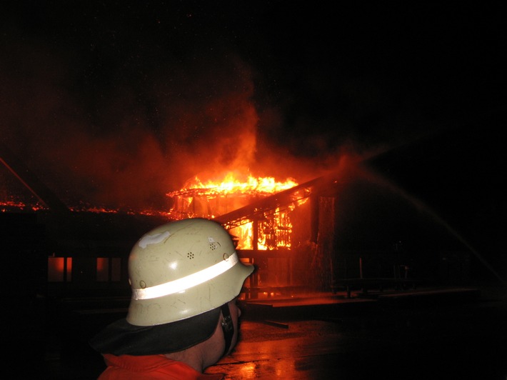 POL-HOL: Feuer im Sägewerk - 300.000 Euo Schaden / Produktionshalle vollständig zerstört / Großeinsatz der Feuerwehr