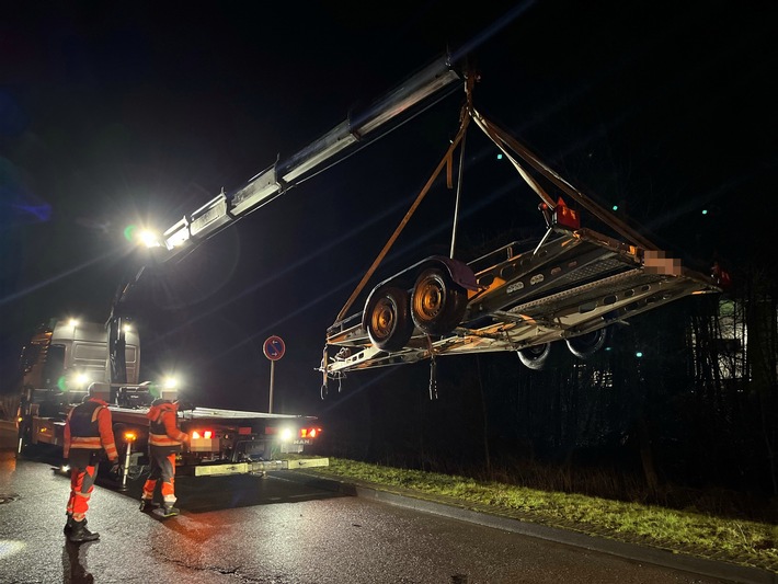 POL-SI: Verkehrsdienst zieht überladenes und verkehrsunsicheres Gespann aus dem Verkehr -#polsiwi