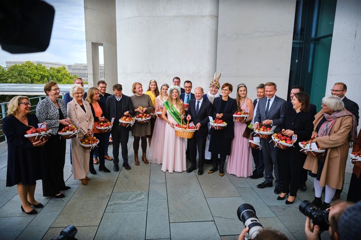Krönung einer Kabinettssitzung / Bundeskanzler Olaf Scholz empfängt Deutschlands Apfelköniginnen zum Apfelkabinett