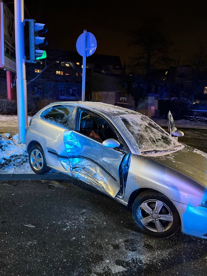 POL-HA: Durchgezogene Linie beim Abbiegen ignoriert - Zusammenstoß mit Gegenverkehr