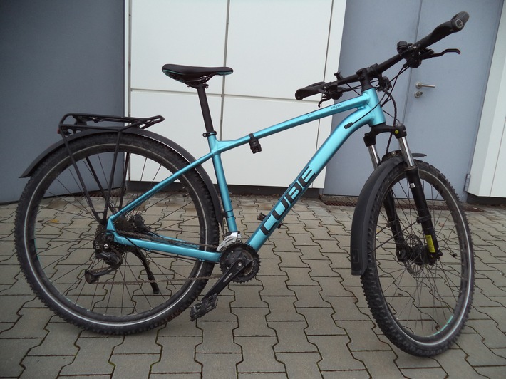 POL-WE: Polizei sucht Besitzer von hellblauem Cube-Bike / Zuvor vermutlich in Darmstadt entwendet + Einbrecher stehlen Schmuck und Geld + + Unter Messervorhalt Geld gefordert + u.a.