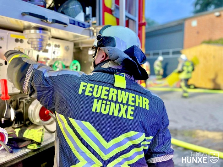 FW Hünxe: Heuballen brennen in Scheune, Anwohner reagieren umsichtig