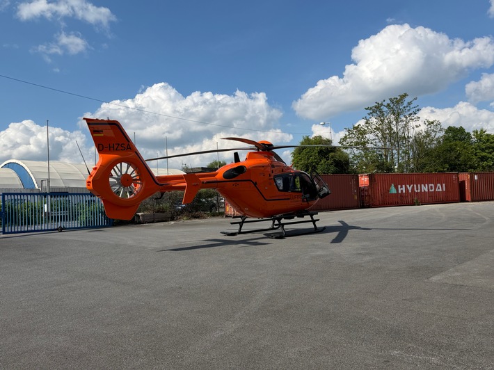 FW-MH: Schwerer Arbeitsunfall in Industriehalle - Mann stürzt durch Hallendach