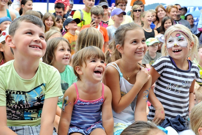 BILD zu OTS - Für kleine Rad-Fans bietet der Startort Rattenberg am 26.9.2018 viel Spiel und Spaß. Natürlich verpasst man dabei keinen Athleten, denn die Stars des Einzelzeitfahrens kann man live oder beim Public Viewing am Festgelände verfolgen.