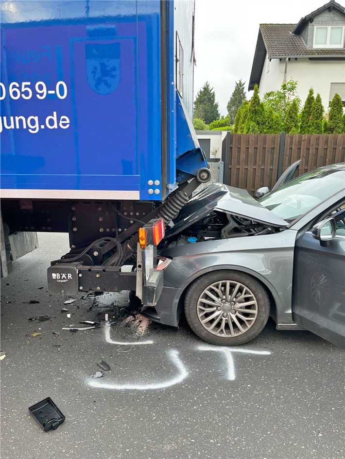 POL-ME: Fahrer war abgelenkt: Auffahrunfall mit hohem Sachschaden - 2605026