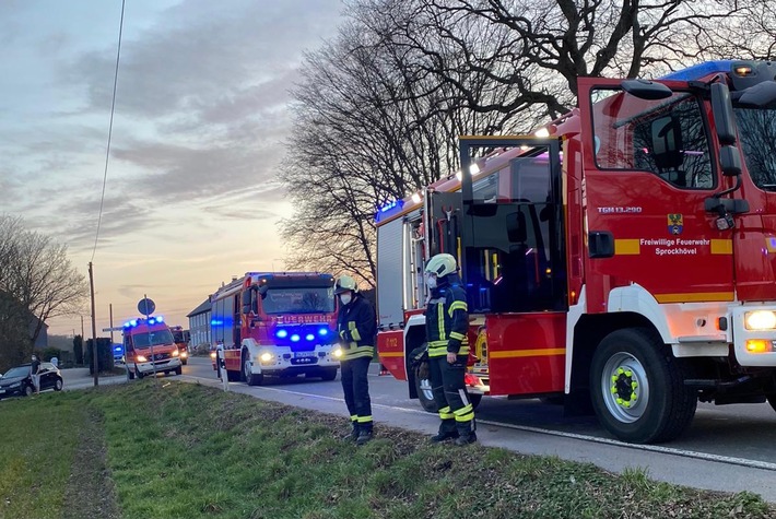 FW-EN: Brennende Gartenlaube, Tragehilfe und Verkehrsunfall