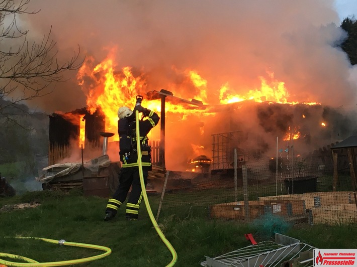 FW-PL: Ortsteil Köbbinghausen - Gartenhütte brennt voll aus