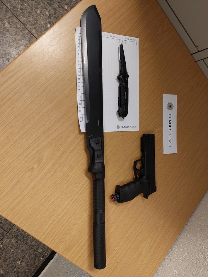 BPOL-BadBentheim: Schreckschusswaffe im Handschuhfach und Machete im Fußraum