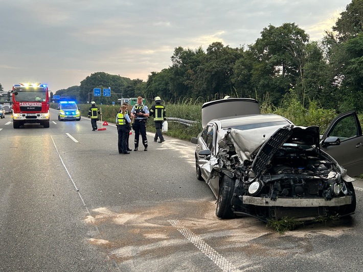 FW Moers: Verkehrsunfall am Autobahnkreuz Moers / Rettungsgasse hat funktioniert