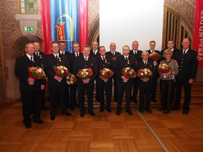 Feuerwehr Kalkar: Ehrungen und Verabschiedungen verdienter Kameraden der Freiwilligen Feuerwehr Stadt Kalkar