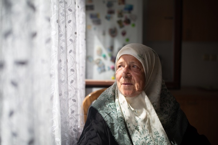 Zeitzeugin Tima hat den Bosnienkrieg und Srebrenica mit ihren drei Kindern überlebt. / Weiterer Text über ots und www.presseportal.de/nr/50131 / Die Verwendung dieses Bildes für redaktionelle Zwecke ist unter Beachtung aller mitgeteilten Nutzungsbedingungen zulässig und dann auch honorarfrei. Veröffentlichung ausschließlich mit Bildrechte-Hinweis.