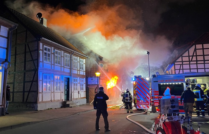 POL-WOB: Fachwerkhaus in Fallersleber Altstadt in Flammen