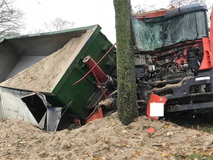 Feuerwehr Weeze: LKW Unfall B9