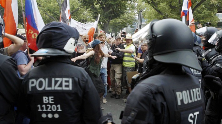 Angriff von rechts: "ZDFzoom" über Demokratiefeinde