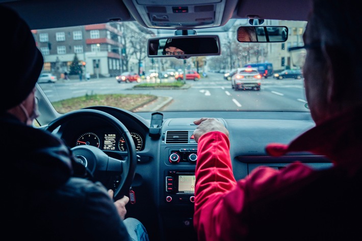 Sicher unterwegs im Winter - BG BAU bietet Fahrsicherheitstrainings