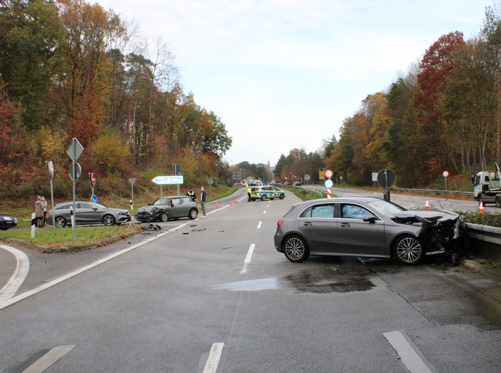 POL-RBK: Bergisch Gladbach - 3 Verletzte und hoher Sachschaden bei Verkehrsunfall