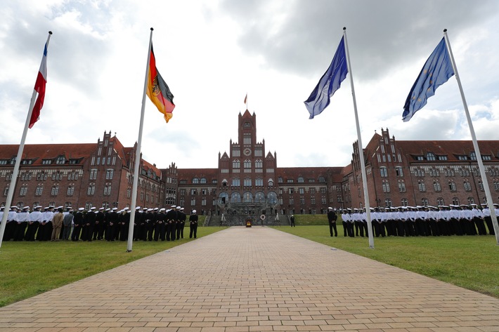 Bundesministerin der Verteidigung besucht Marineschule in Mürwik