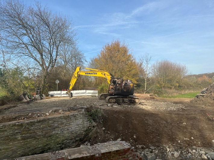 POL-SO: Kettenbagger gerät in Brand - Polizei sucht Zeugen