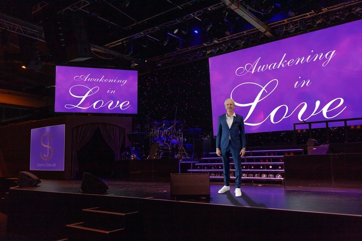 Sascha Josewski ist ein Experte für Inner Momentum. Am 08. März stand er in Zwickau beim Woman Empowerment Day auf der Bühne und präsentierte in seinen neuen Vortrag "Awakening in Love - (D)ein Leben mit Absicht". / Weiterer Text über ots und www.presseportal.de/nr/179703 / Die Verwendung dieses Bildes für redaktionelle Zwecke ist unter Beachtung aller mitgeteilten Nutzungsbedingungen zulässig und dann auch honorarfrei. Veröffentlichung ausschließlich mit Bildrechte-Hinweis.