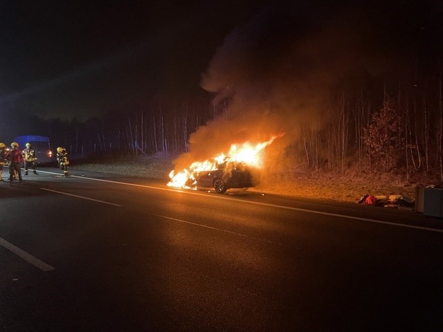 POL-GÖ: (93/2023) Technischer Defekt: Opel Omega aus Hessen brennt auf A 7 vollständig aus, Fahrer unverletzt