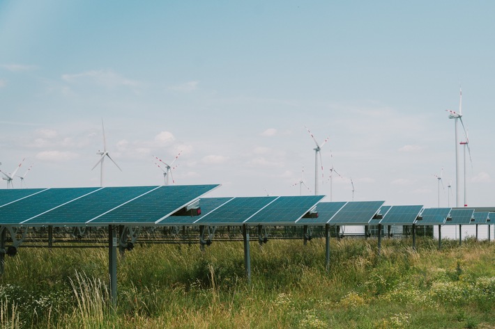 Hybridkraftwerk Parndorf verbindet Wind- und Solarenergie mit Landwirtschaft und Biodiversität