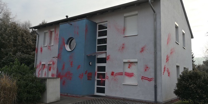 POL-PDKL: Zeugen gesucht: Hausfassade mit roter Farbe großflächig verunstaltet