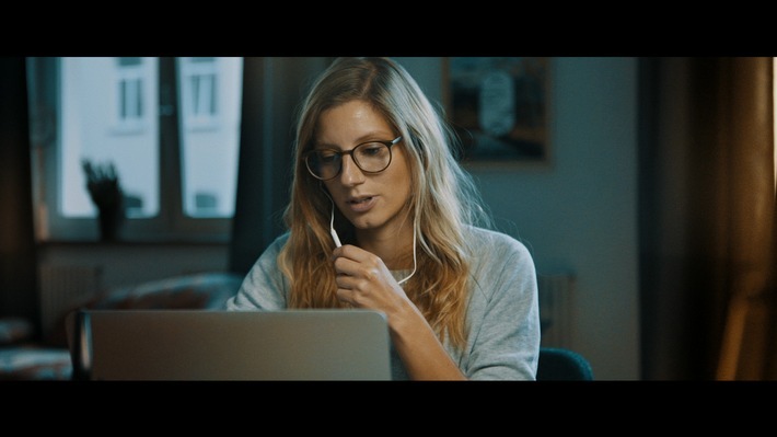 Studentin der UNIKIMS während einer Online-Veranstaltung. Weiterer Text über ots und www.presseportal.de/nr/110649 / Die Verwendung dieses Bildes ist für redaktionelle Zwecke honorarfrei. Veröffentlichung bitte unter Quellenangabe: "obs/UNIKIMS GmbH/Zuniel Kim"